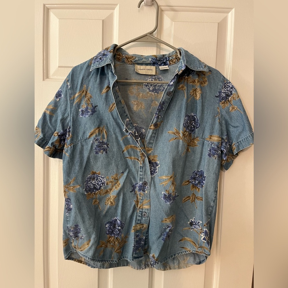 Vintage 90s denim floral button up. Short sleeve. Size Medium.